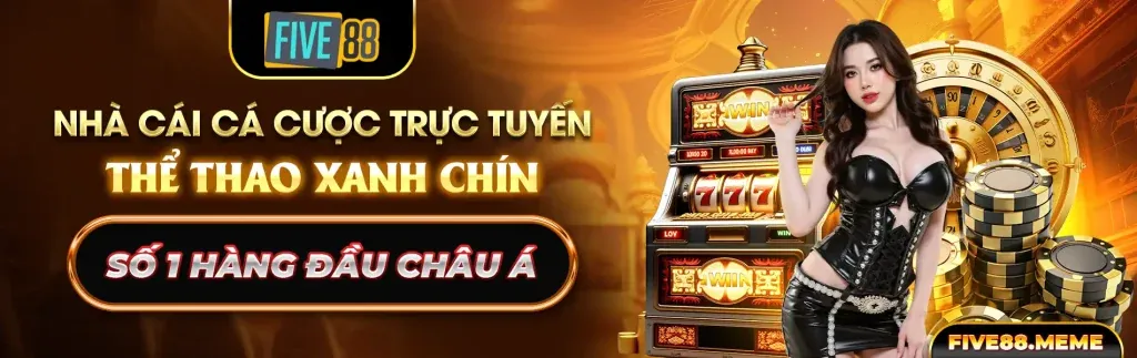 Sân vận động lớn với logo betcom888, ánh sáng xanh lá cây và vàng rực rỡ